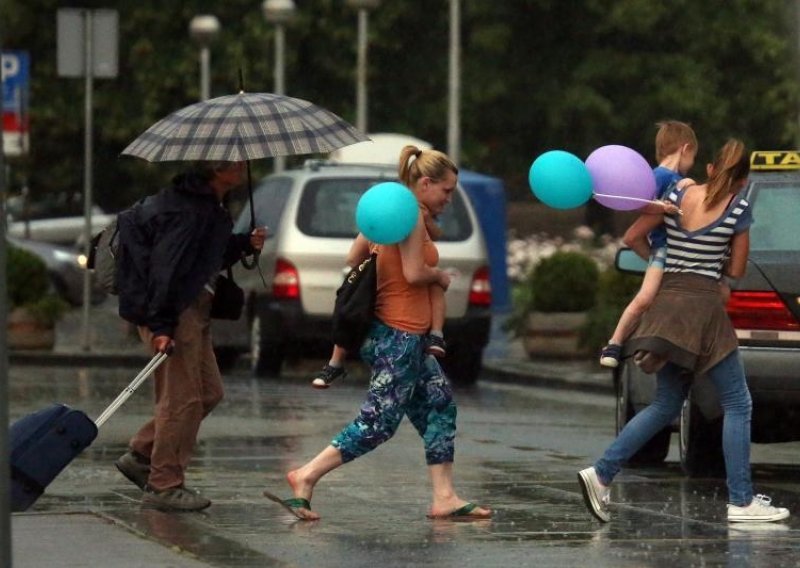 Uz grmljavinsko nevrijeme i jak vjetar stigla promjena vremena