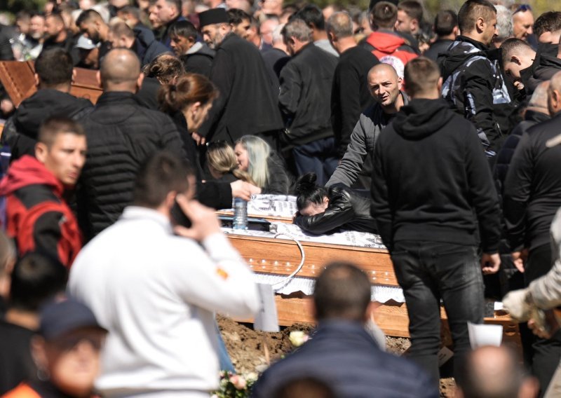 Tisuće ljudi na groblju u Kočanima: 'Ispraćamo našu budućnost'