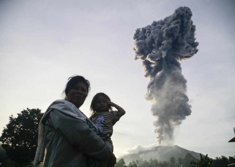 Erumpirao vulkan u Indoneziji: Izbacio stup pepela visok 8 kilometara; otkazani letovi prema Baliju