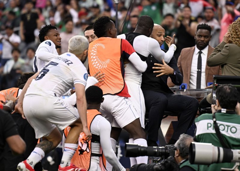 Neviđena proslava u Los Angelesu. Zabio gol za pobjedu u 93. pa otrčao u studiju Thierryju Henryju