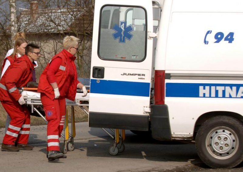 Nožem napao ekipu Hitne pomoći koja mu je reanimirala oca