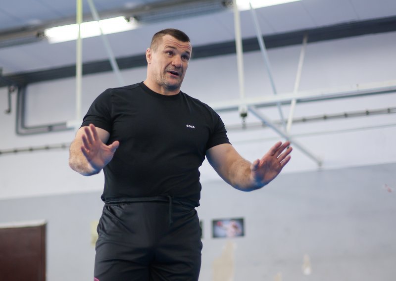 Cro Cop se posvađao s pratiteljem. 'Idi mami pa njoj prosipaj skromnu pamet'