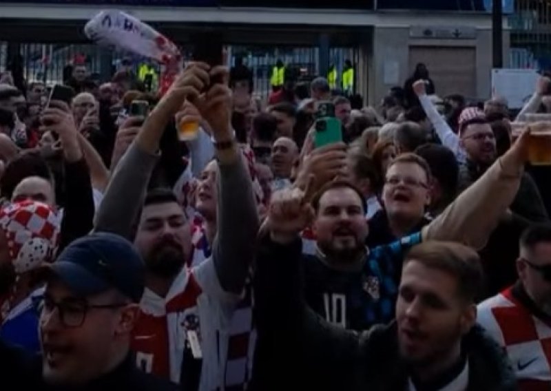 'Moja domovina' ori se Parizom. Pogledajte atmosferu koju su napravili hrvatski navijači