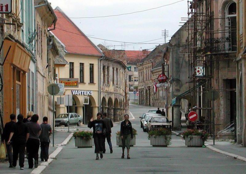 SDSS zove Srbe da se izjasne Srbima, a Starčevićev HSP već sada traži reviziju