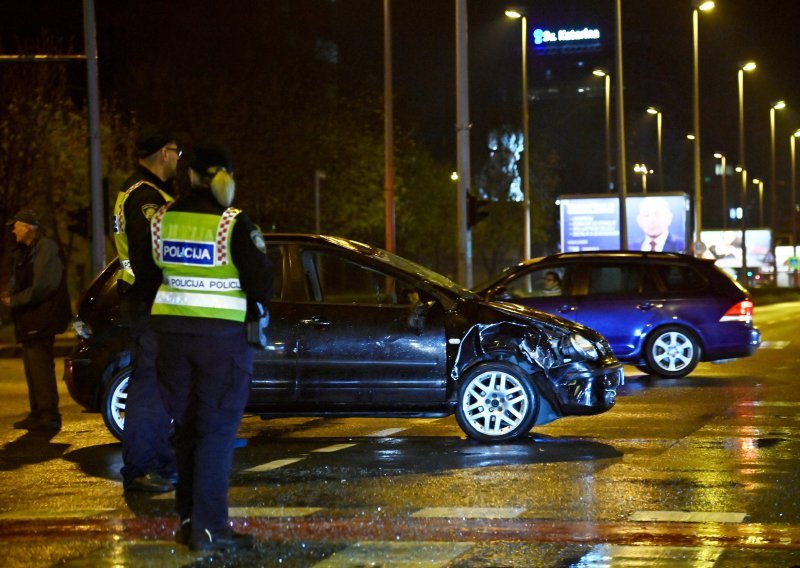 Teški sudar u Zagrebu: Automobil završio na krovu, vozač puzao van