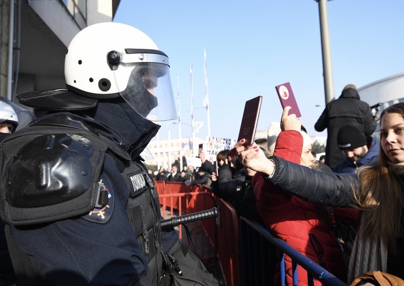 Gaženja na ulicama, lomljenje vilica, pendreci: Ovo su najbrutaniji napadi na srbijanske studente