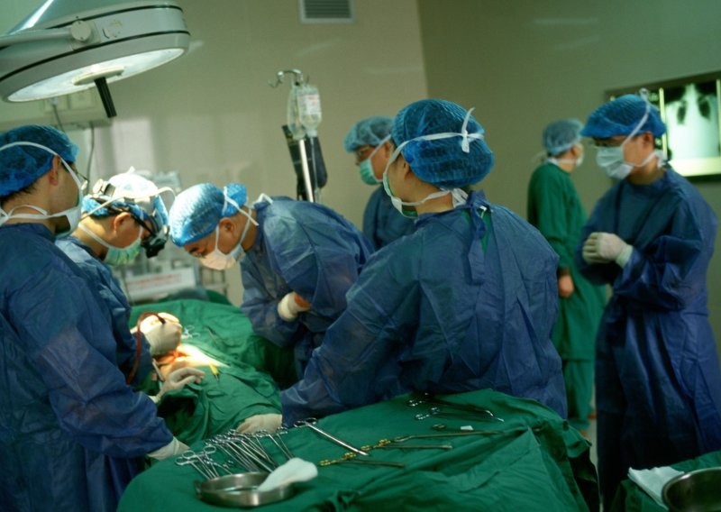 Kina prva u svijetu transplantirala čovjeku modificiranu svinjsku jetru