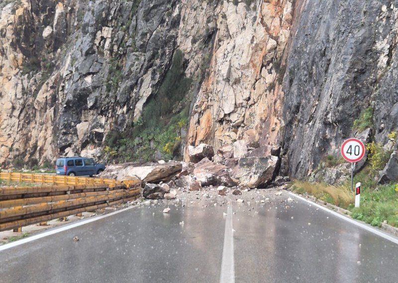 Ogroman kamen se odronio na cesti Vrgorac-Makarska