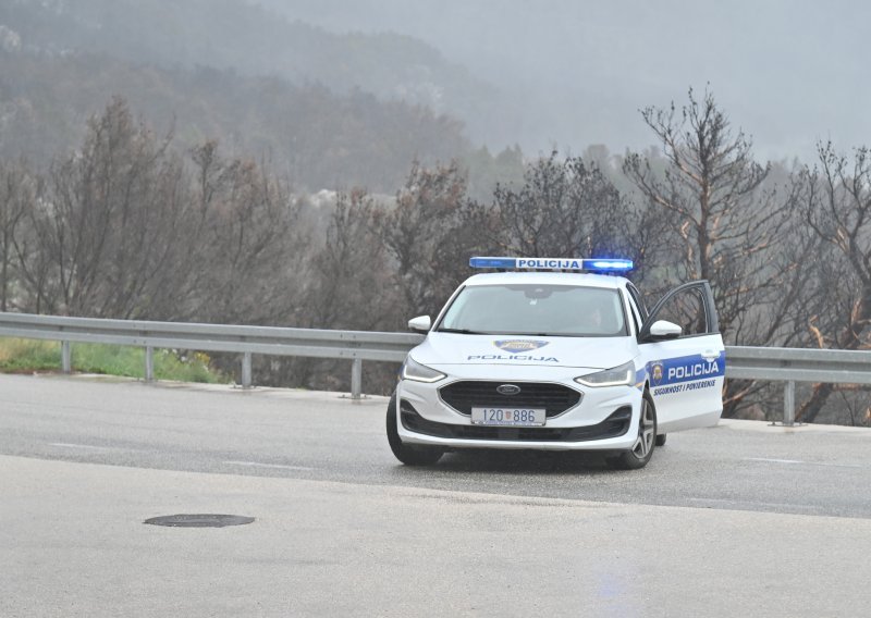 Zatvorena cesta kod Imotskog: Automobil izletio s ceste, jedna osoba ozlijeđena
