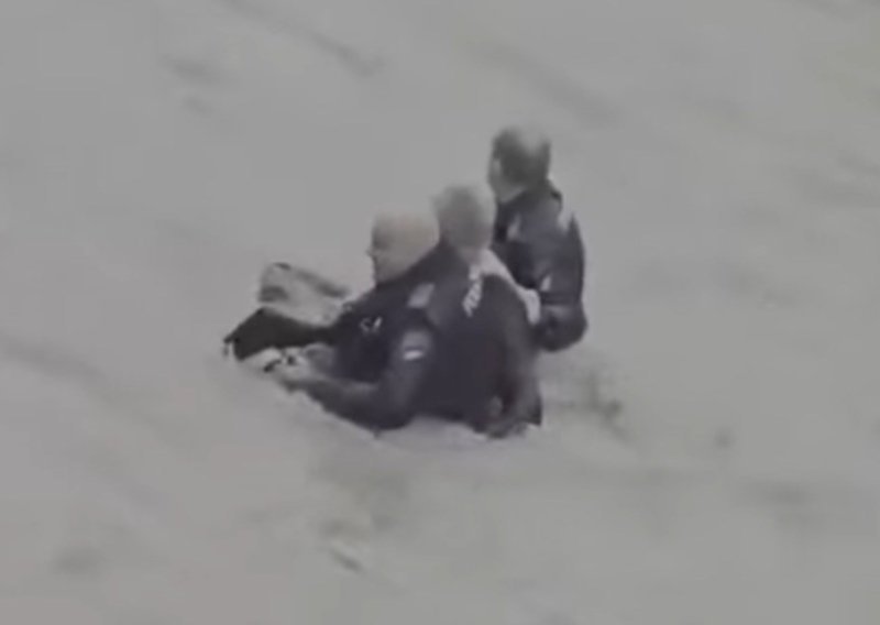 Dramatična snimka iz Tuzle: Rijeka odnijela kriminalca i trojicu policajaca, za njima skočio i zastupnik
