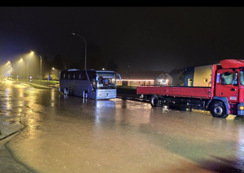 VIDEO Izlila se rijeka Vučica cijelim koritom, poplava prijeti kućama u Orahovici