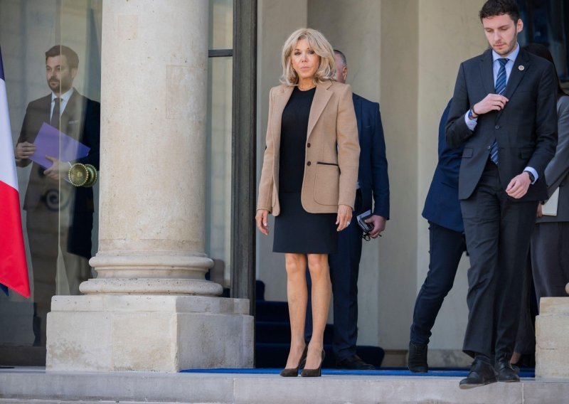Od minica ne odustaje ni u 71-oj: Brigitte Macron ponovno istaknula noge