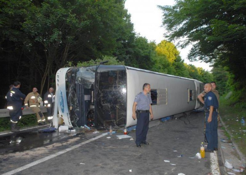 Autobus se prevrnuo pri brzini većoj od 100 km/h