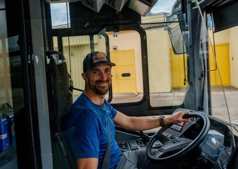 Martin Sinković sjeo za volan ZET-ovog autobusa, pogledajte kako je to izgledalo