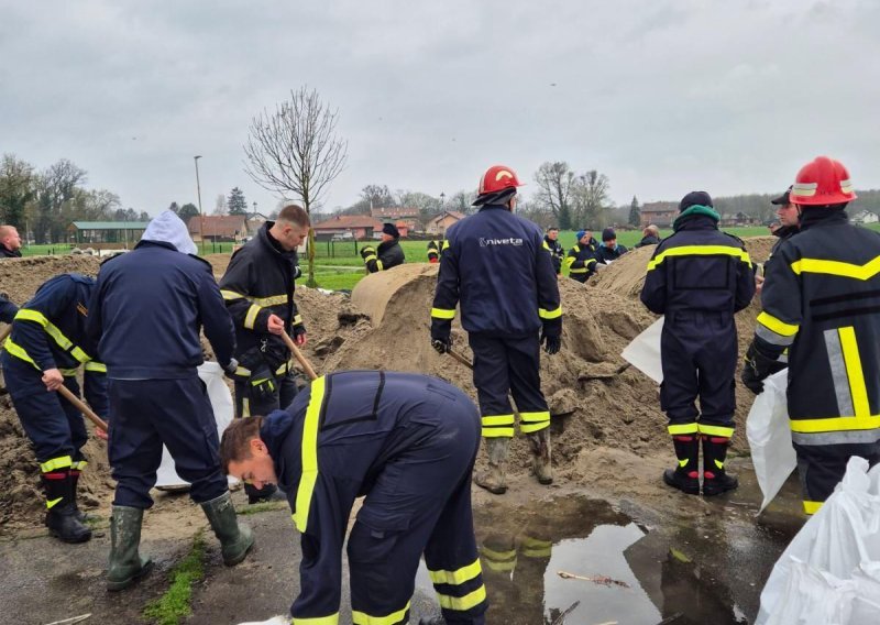 Vatrogasci u Slavoniji spašavali osobu i vozio iz vode