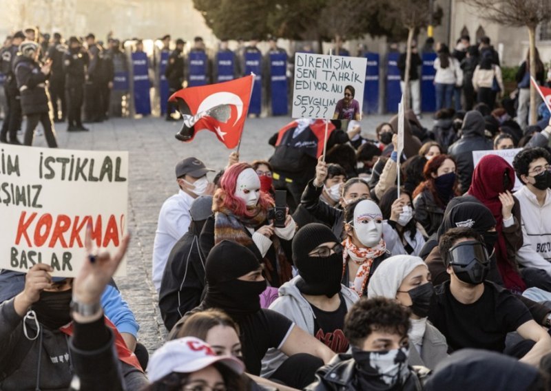 Deseci tisuća Turaka ponovno prosvjeduju protiv pritvaranja Imamoglua