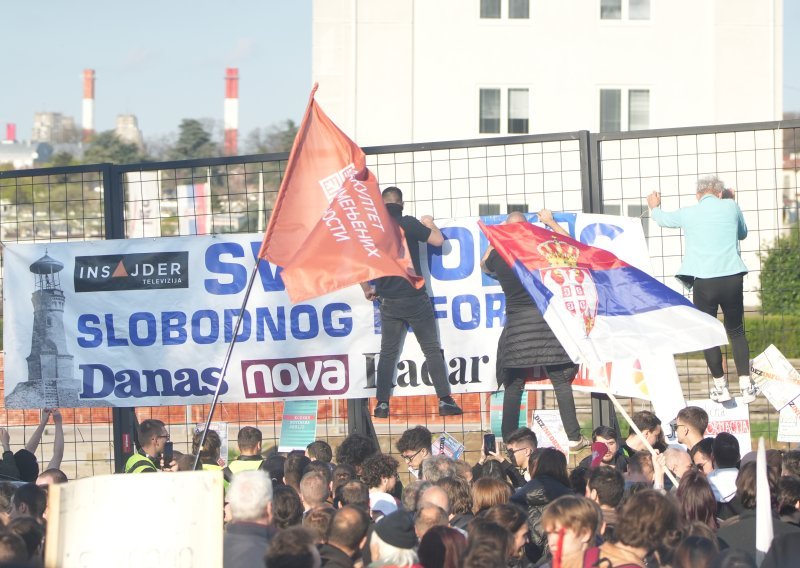Pogledajte kako srpski studenti provode 'deratizaciju Informera': Izađi, Dragane. Imamo gulaš