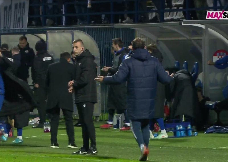 Čim je označen kraj, trener Rijeke je krenuo prema sucu; evo što mu je pokazivao