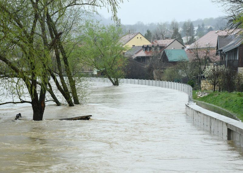 Una dosegla vrhunac, ne očekuje se daljnji porast: Cesta do Dvora i dalje odsječena