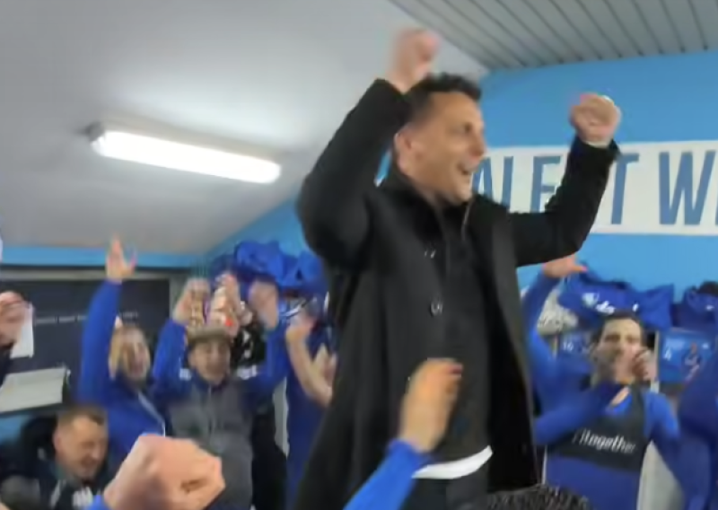 Lete dresovi, trener se popeo na stol. Pogledajte ludnicu u svlačionici Slavena nakon pobjede