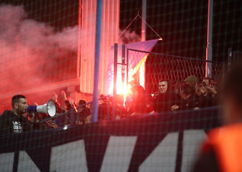 Boysi zapalili zastavu Varaždina; divljanjem šokirali komentatora MAXSporta