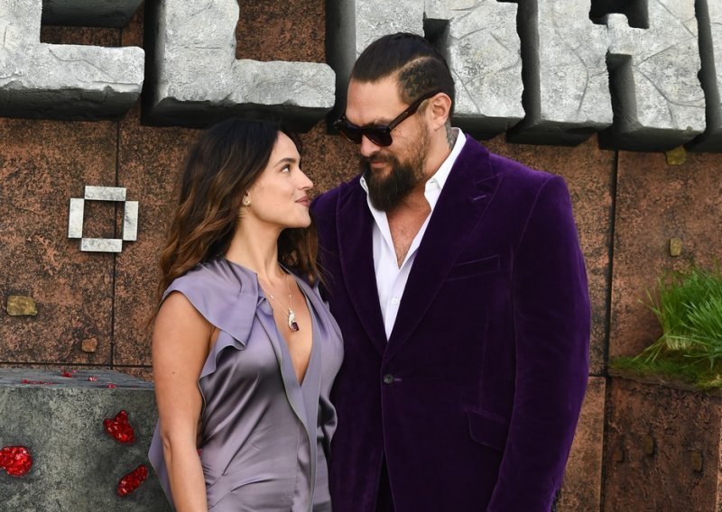 Modno usklađeni: Jason Momoa nije skidao pogled s djevojke u predivnoj haljini