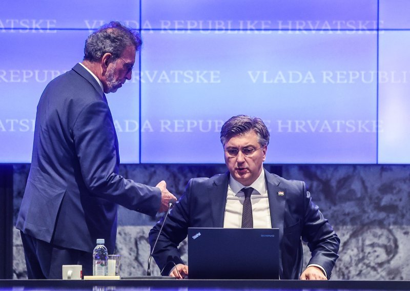 Vlada odlučila da nastavnicima neće biti plaćeni dani u štrajku