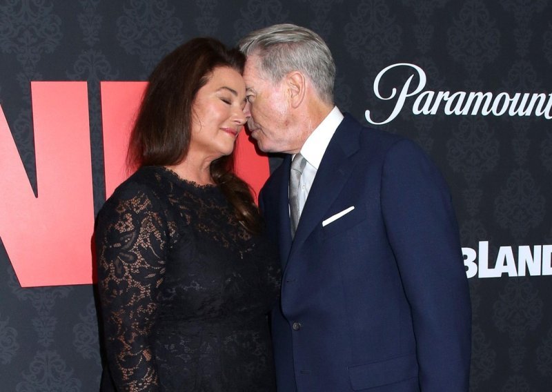 Pierce Brosnan ne skida pogled s nje: Svi pričaju o promjeni izgleda njegove supruge