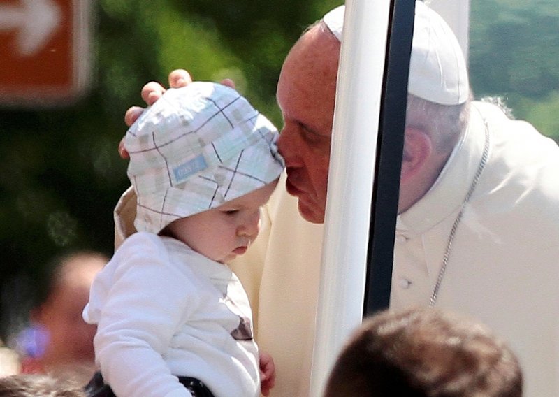 Papa: Tko smo mi da uskratimo krštenje? Puritanci?