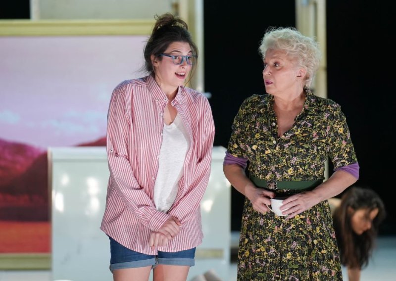Mirjana Karanović i Katarina Bistrović Darvaš u omnibus predstavi 'Kraj svijeta u tri čina'