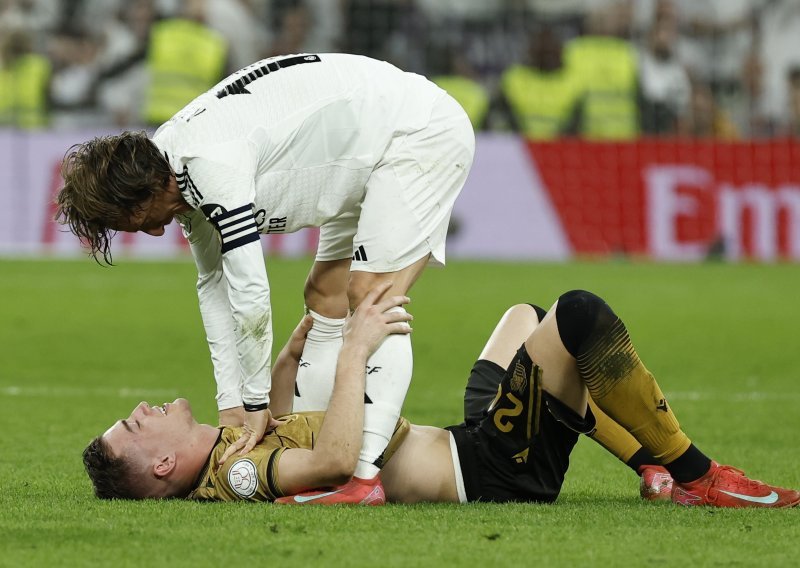 Japanac je očito pretjerao; Modrić ga je nekad pazio, a sada ga je uhvatio za vrat