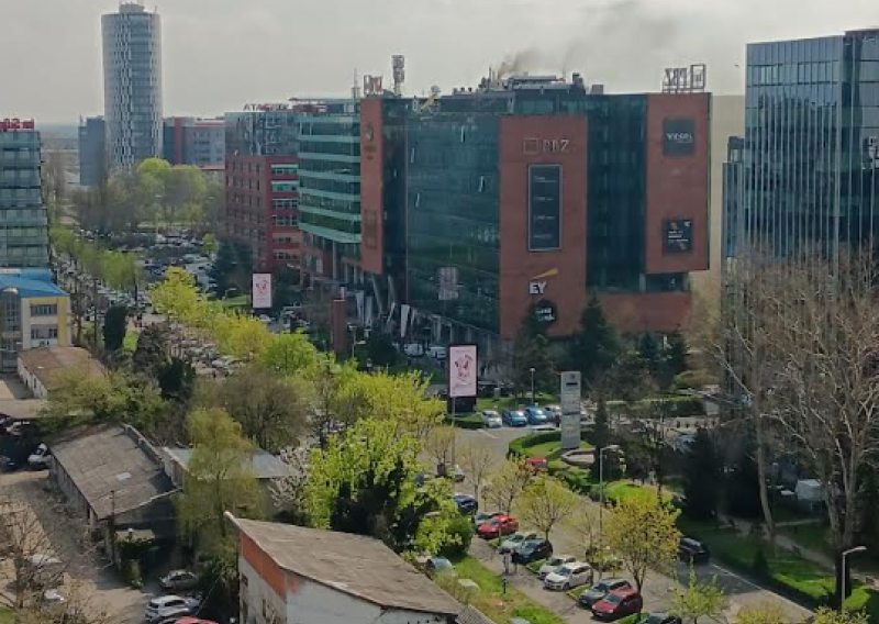VIDEO Požar na poslovnoj zgradi u Radničkoj, ljudi evakuirani