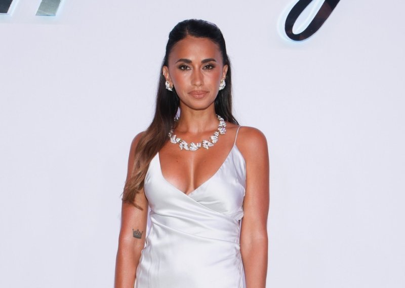 Messijeva supruga iznenadila haljinom; nije ni čudo da je Victoria Beckham oduševljena
