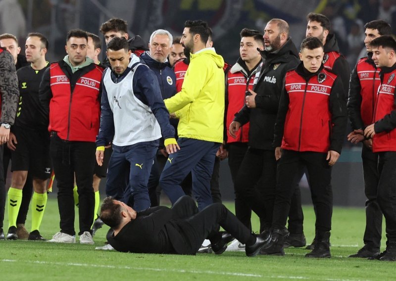 Pogledajte kaos u Istanbulu; Jose Mourinho udario protivničkog trenera