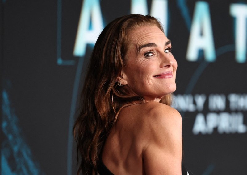 Brooke Shields objavila fotku u bikiniju, fanovi joj pišu: 'Odaj nam svoje tajne'