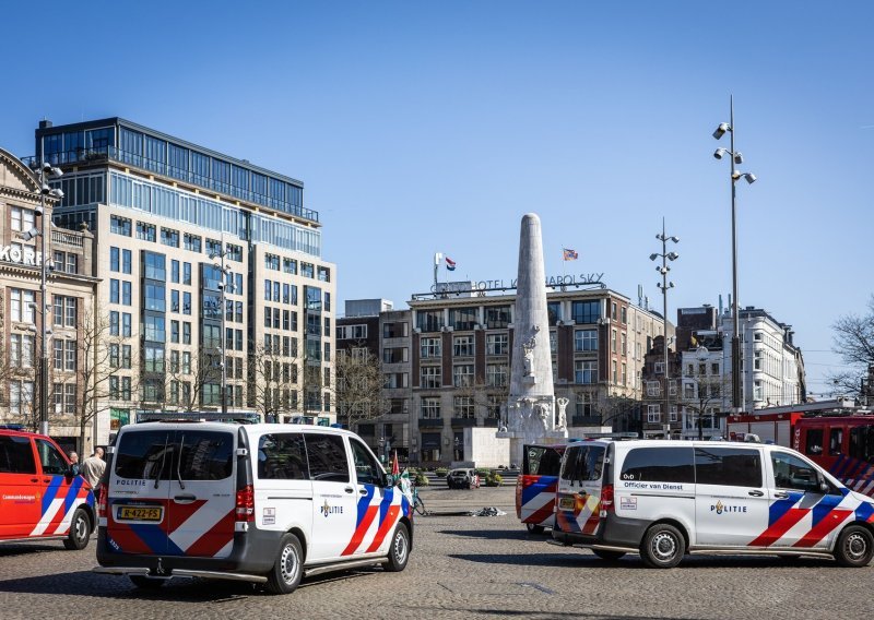 Nakon eksplozije zapalio se auto u središtu Amsterdama, sumnja se da je požar podmetnut