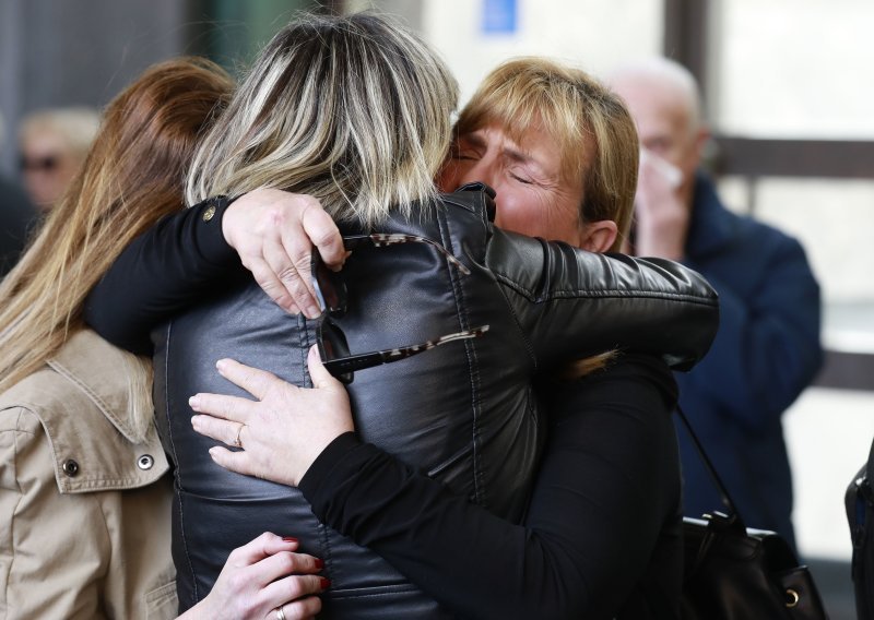 Emotivan posljednji ispraćaj Marinka Colnaga: Sanja Doležal nije krila suze