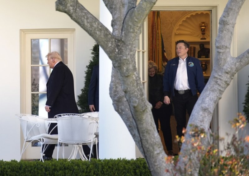 Vole se, ne vole se... Je li ovaj potez naznaka da se Trump i Musk ipak neće (brzo) pomiriti?