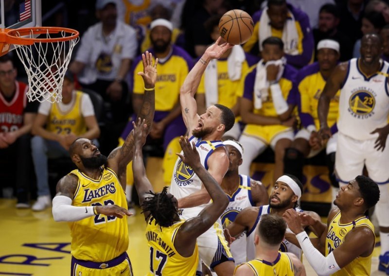 Stephen Curry 'sredio' Lakerse; katastrofalna šuterska večer Luke Dončića