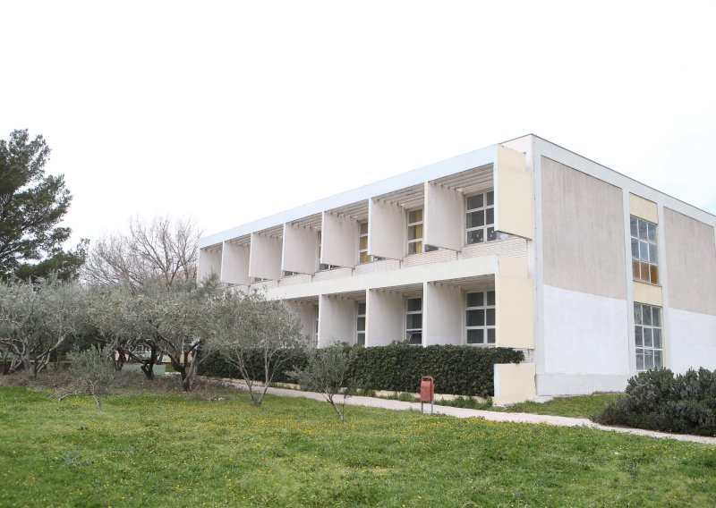 Ravnatelj osnovne škole na jugu Hrvatske pijan pretukao muškarca