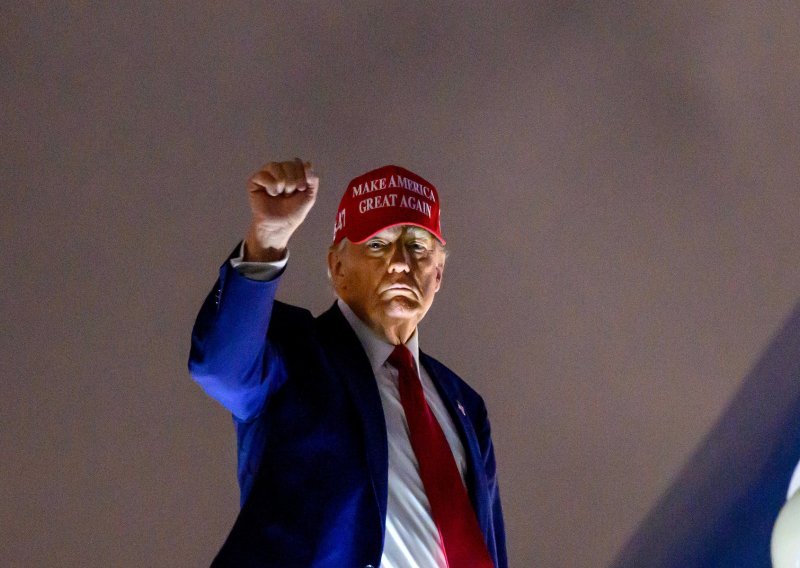 Apple zbog Trumpa izgubio četvrt bilijuna dolara, iPhone bi mogao koštati 2300 USD