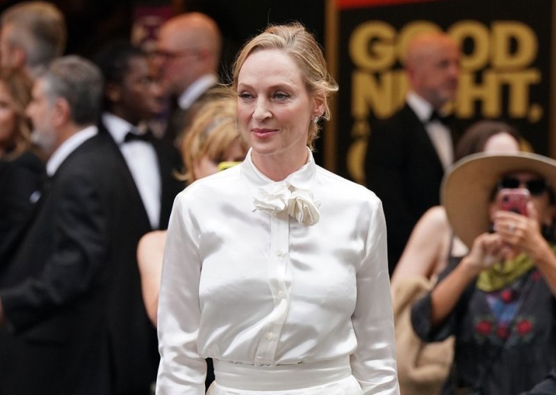 Tako elegantno: Uma Thurman zablistala u idealnom spoju košulje i suknje