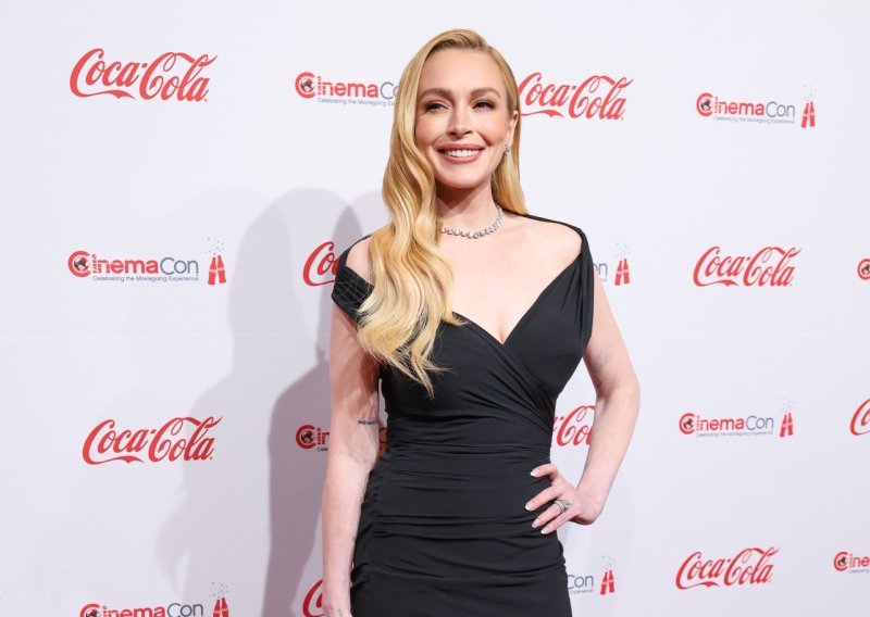 Lindsay Lohan nikad nije izgledala bolje: Sve je zadivila u ovoj laskavoj haljini