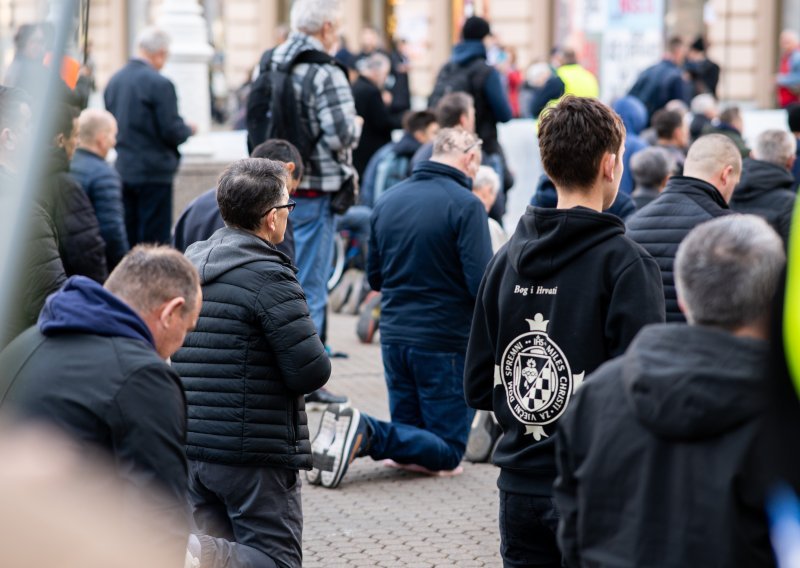 Molitelji se opet okupili, prosvjednici stigli s bubnjevima - evo što su poručili