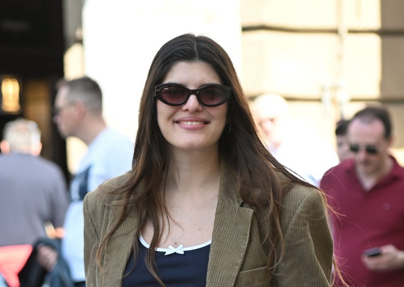 Domaća glazbenica iznenadila na špici i pokazala – trudnički trbuščić