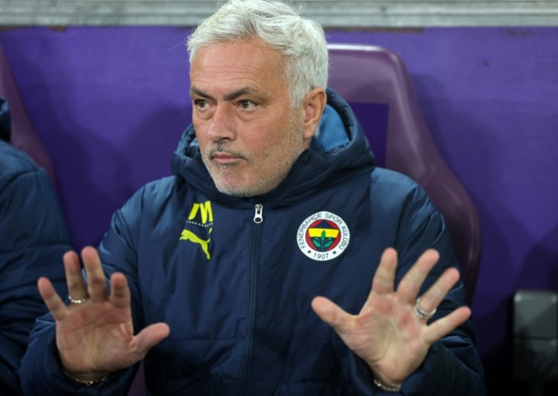 Jose Mourinho udario trenera koji ga je provocirao i za to dobio smiješnu kaznu