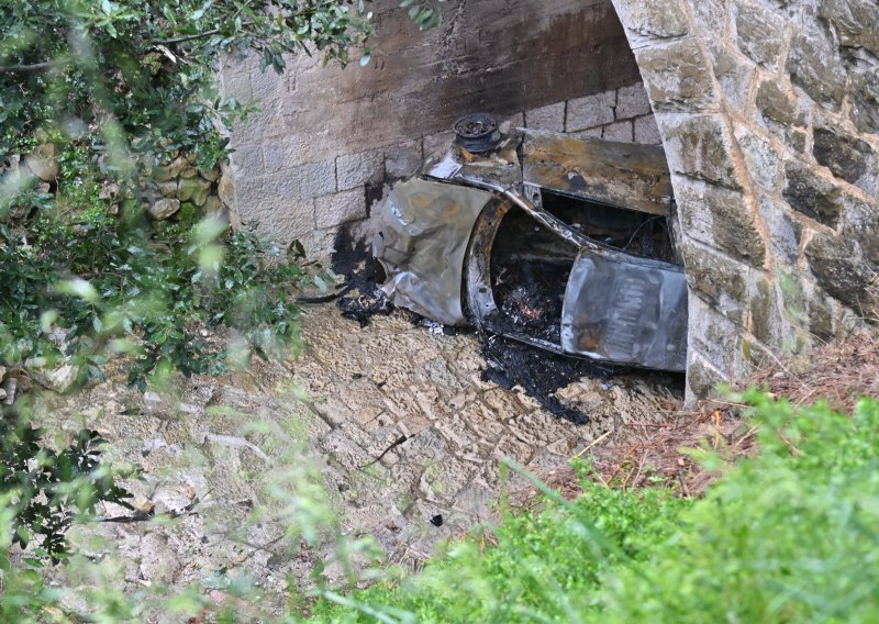 Stradao kod Makarske: Liječnici se bore za život vozača iz zapaljenog vozila