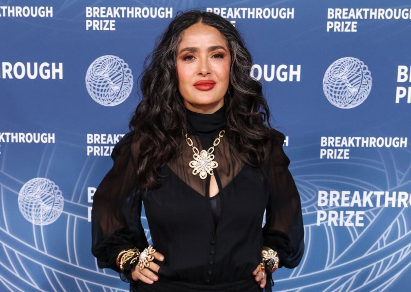 Kako dobro izgleda: Salma Hayek ne skriva sijede, a ova frizura je hit