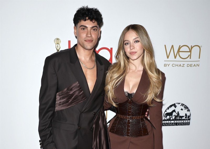 Zanosna Sydney Sweeney otkrila grudnjak i modno se uskladila s pratnjom