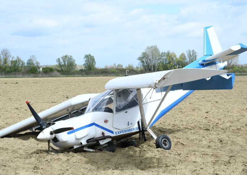 Ovo je avion koji se srušio kod Siska; pilotu otkazao motor na 100 metara visine